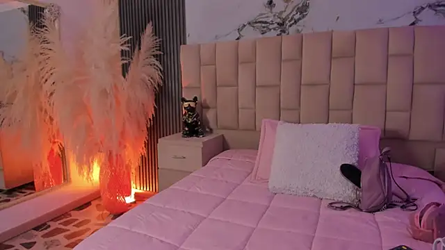 EmmaTorres  online show from March 13, 8:25 pm