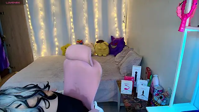 Snapshot of mily_milk_ chatting on April 3, 7:48 am mily milk online show from April 3, 7:48 am