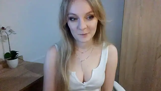 Snapshot of AlmaHoney chatting on March 17, 7:15 pm AlmaHoney online show from March 17, 7:15 pm
