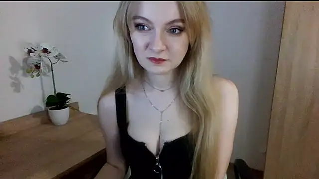 Snapshot of AlmaHoney chatting on February 17, 12:22 am AlmaHoney online show from February 17, 12:22 am