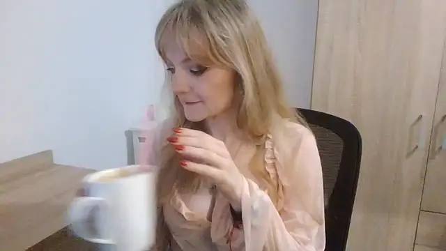 Snapshot of AlmaHoney chatting on September 10, 8:19 pm AlmaHoney online show from September 10, 8:19 pm