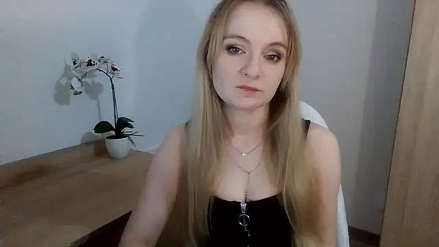 Snapshot of AlmaHoney chatting on February 4, 4:08 pm AlmaHoney online show from February 4, 4:08 pm