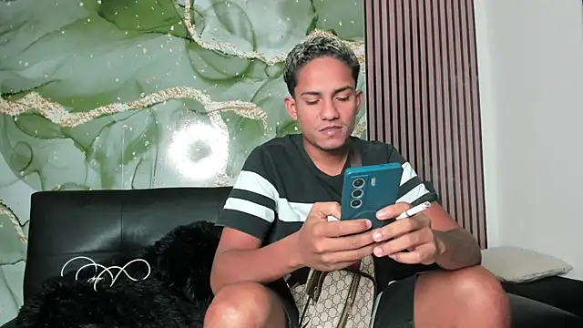 Snapshot of Extreme_dirty_paradise chatting on January 17, 8:12 pm Extreme dirty paradise online show from January 17, 8:12 pm