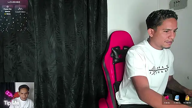 Snapshot of Extreme_dirty_paradise chatting on February 22, 4:15 am Extreme dirty paradise online show from February 22, 4:15 am