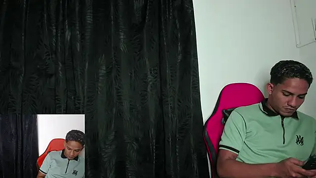 Snapshot of Extreme_dirty_paradise chatting on February 13, 4:12 am Extreme dirty paradise online show from February 13, 4:12 am