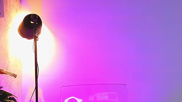 AlessiaLondon online show from April 8, 11:33 am