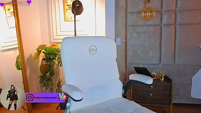 AlessiaLondon online show from May 31, 8:53 am