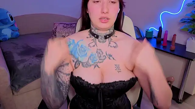 Snapshot of DeeDiamond chatting on June 24, 6:01 am DeeDiamond online show from June 24, 6:01 am