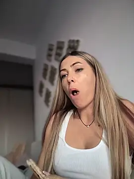 RaquelleDevon online show from April 5, 4:35 pm