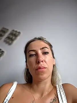 Snapshot of RaquelleDevon chatting on July 1, 10:04 am RaquelleDevon online show from July 1, 10:04 am