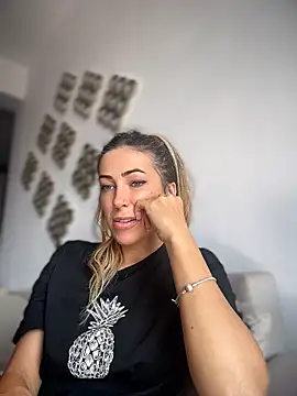 RaquelleDevon online show from May 6, 7:01 am