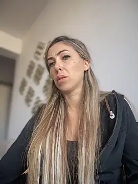 RaquelleDevon online show from March 7, 12:43 pm