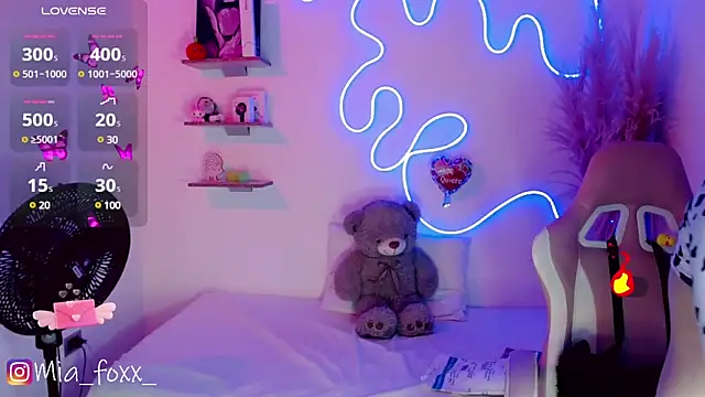 Mia foxx  online show from March 12, 9:03 pm