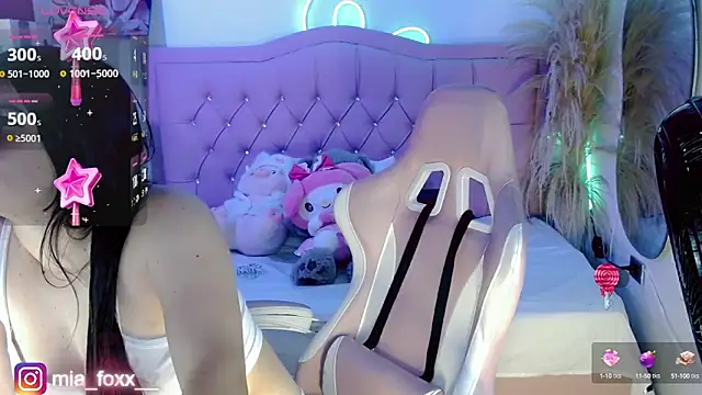 Mia foxx  online show from October 6, 11:05 pm