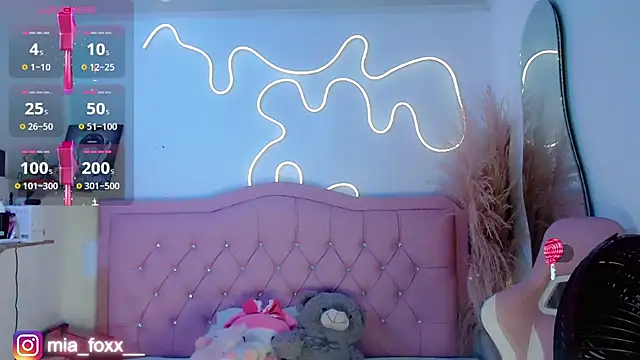 Mia foxx  online show from October 12, 9:05 pm