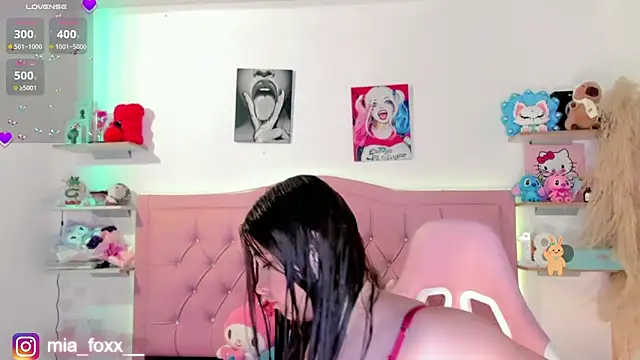 Mia foxx  online show from December 3, 9:03 pm