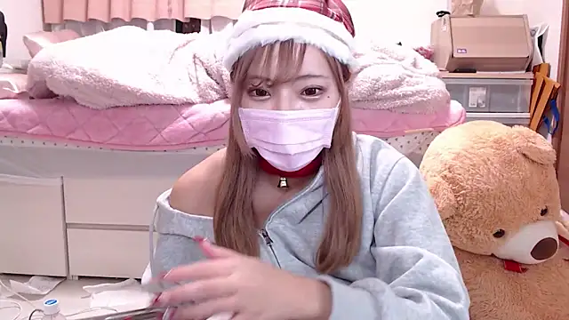 Snapshot of _chanMOMO_ chatting on December 23, 2:50 pm chanMOMO online show from December 23, 2:50 pm