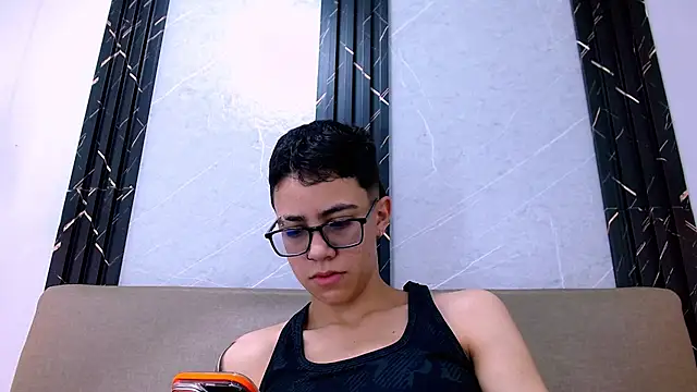 Cutie Shy  online show from November 28, 12:05 pm