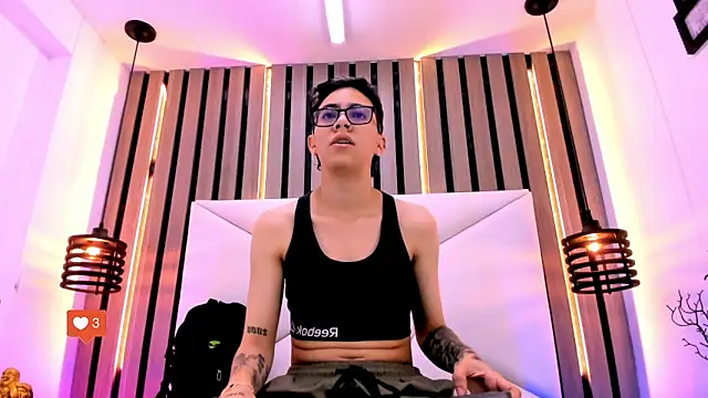 Cutie Shy  online show from November 21, 11:53 am