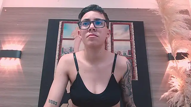 Cutie Shy  online show from December 17, 7:19 pm