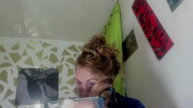 Snapshot of Kazsandraa chatting on November 9, 10:14 pm Kazsandraa online show from November 9, 10:14 pm