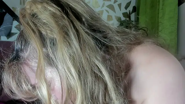 Snapshot of Kazsandraa chatting on December 14, 12:39 am Kazsandraa online show from December 14, 12:39 am