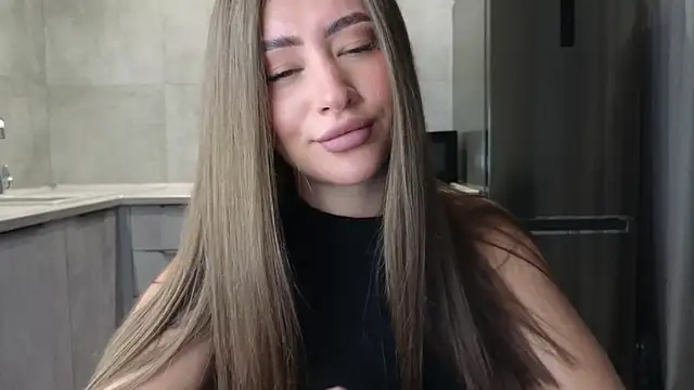 Snapshot of Cinderella____ chatting on February 25, 5:51 pm Cinderella online show from February 25, 5:51 pm