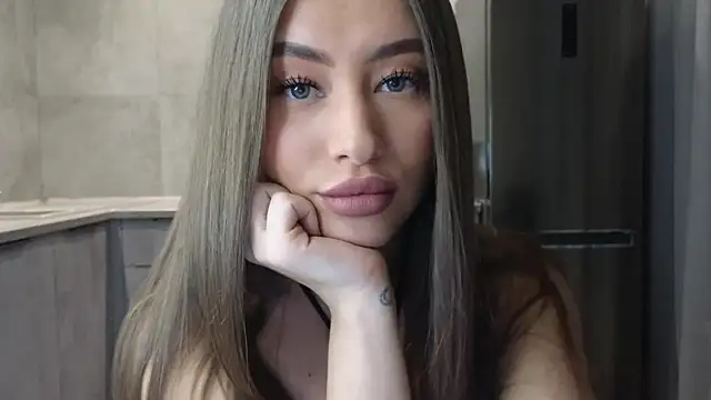 Snapshot of Cinderella____ chatting on February 5, 6:48 pm Cinderella online show from February 5, 6:48 pm