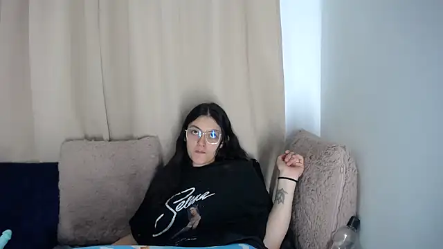 lessliee22  online show from April 3, 5:47 am