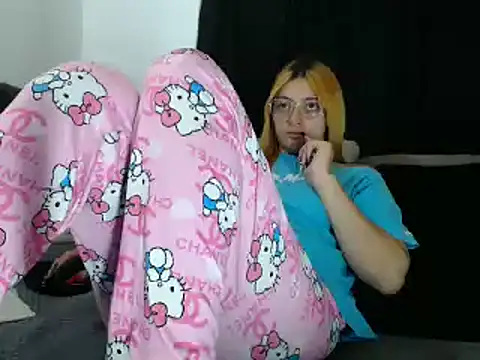 lessliee22  online show from March 3, 2:22 am