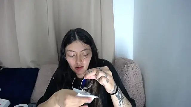 lessliee22  online show from March 25, 6:02 am