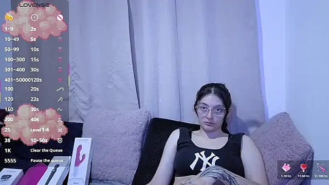 lessliee22  online show from July 1, 2:56 am
