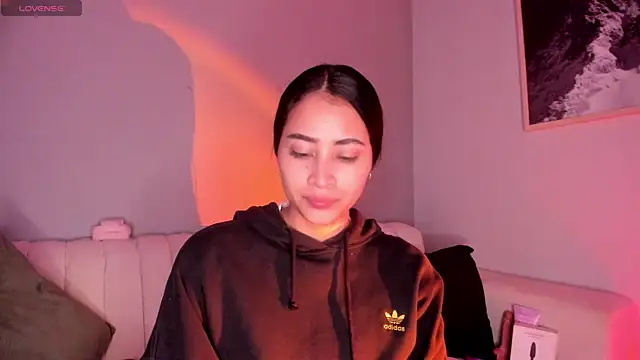 lara madisson online show from May 3, 5:34 am