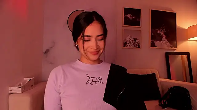 Snapshot of lara_madisson chatting on February 17, 6:00 am lara madisson online show from February 17, 6:00 am