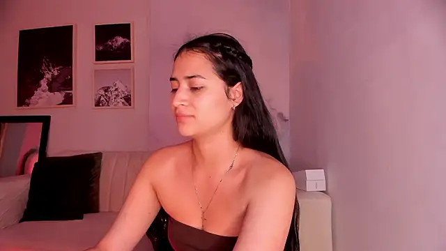 Snapshot of lara_madisson chatting on February 19, 5:15 am lara madisson online show from February 19, 5:15 am