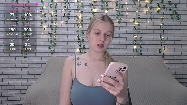 Snapshot of EmiliaDuchess chatting on February 27, 6:13 am EmiliaDuchess online show from February 27, 6:13 am
