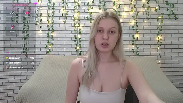 Snapshot of EmiliaDuchess chatting on February 13, 1:05 pm EmiliaDuchess online show from February 13, 1:05 pm