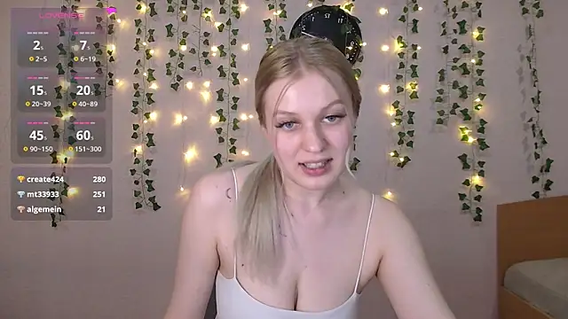 Snapshot of EmiliaDuchess chatting on March 8, 1:14 pm EmiliaDuchess online show from March 8, 1:14 pm