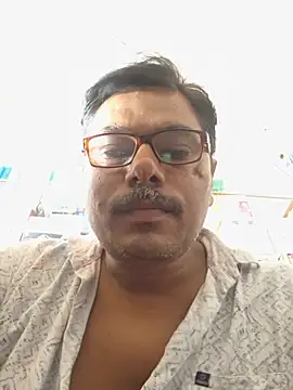 Snapshot of Srmotrs chatting on July 18, 8:45 am Srmotrs online show from July 18, 8:45 am