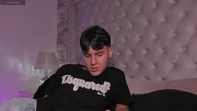 Snapshot of Kev_jenner chatting on March 19, 6:34 pm Kev jenner online show from March 19, 6:34 pm