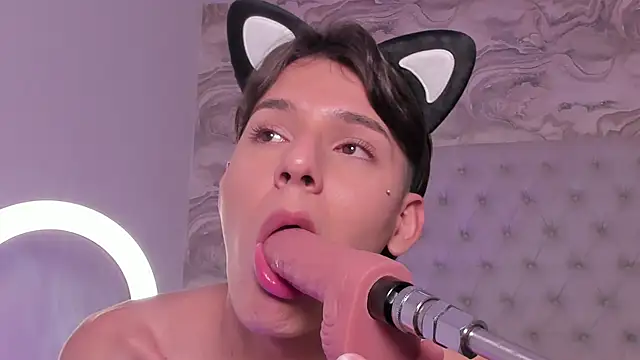 Snapshot of Kev_jenner chatting on September 13, 12:21 am Kev jenner online show from September 13, 12:21 am