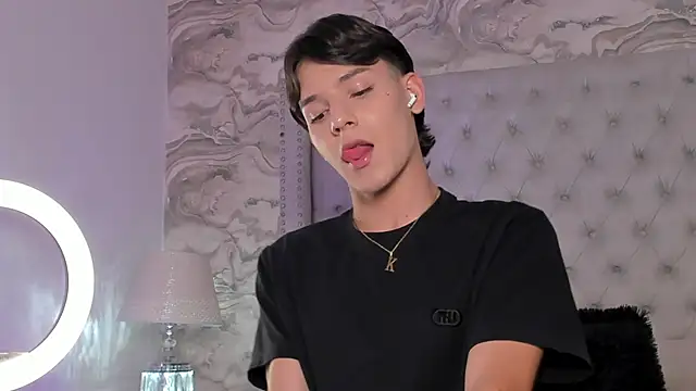 Snapshot of Kev_jenner chatting on November 22, 9:02 pm Kev jenner online show from November 22, 9:02 pm