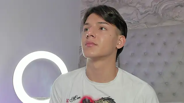 Snapshot of Kev_jenner chatting on September 13, 7:47 pm Kev jenner online show from September 13, 7:47 pm