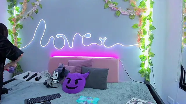 Snapshot of YouliteSllut2 chatting on January 3, 8:01 pm YouliteSllut2 online show from January 3, 8:01 pm