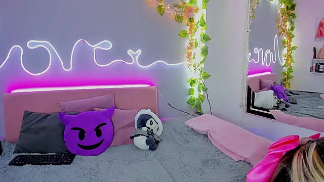 Snapshot of YouliteSllut2 chatting on December 29, 1:13 am YouliteSllut2 online show from December 29, 1:13 am