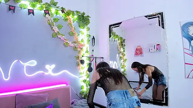 Snapshot of YouliteSllut2 chatting on February 6, 9:28 pm YouliteSllut2 online show from February 6, 9:28 pm