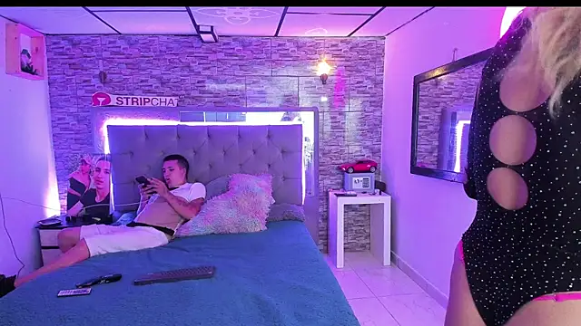 Snapshot of parejacaliente20154 chatting on June 30, 11:10 am parejacaliente20154 online show from June 30, 11:10 am