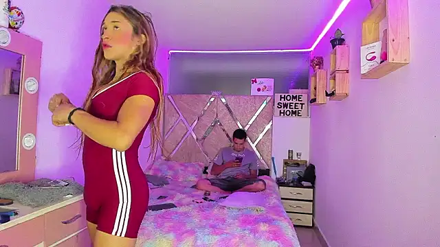 parejacaliente20154 online show from March 24, 11:10 am