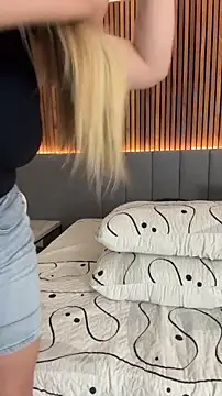 EmiilyAdams  online show from May 1, 9:31 pm