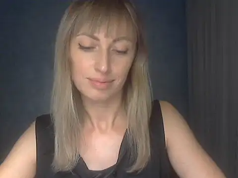 Snapshot of EffectMaya chatting on November 10, 8:03 pm EffectMaya online show from November 10, 8:03 pm